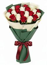 Букет Микс из красных и белых роз в Подтёсово