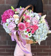 Композиция солнечный день в Подтёсово Цветочная композиция из Розы, Хризантемы, Пионы и Лизиантусы в корзине в Подтёсово