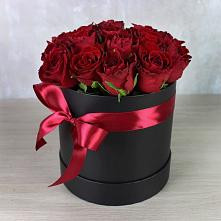 Цветочная композиция из Розы в шляпной коробке в Подтёсово