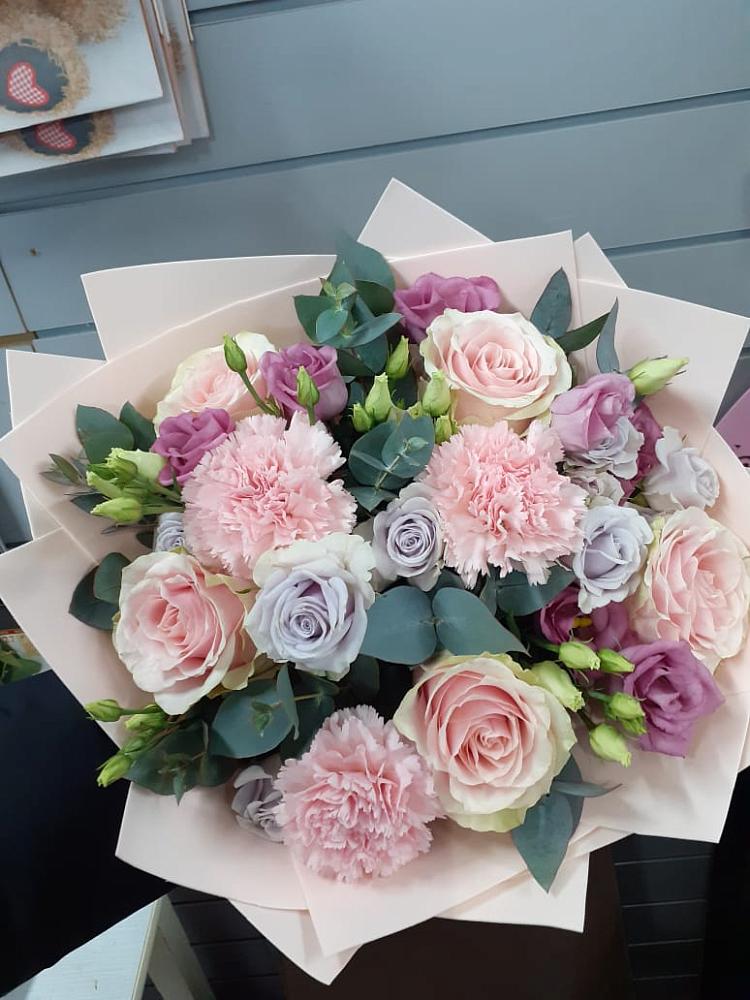 Букет цветов из: Розы, Гвоздики и Лизиантусы в Подтёсово